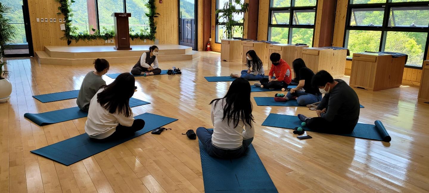 내연산 치유의 숲 프로그램에 참여하고 있는 사람들 모